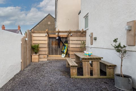 Kittiwake Cottage outside dining and shower