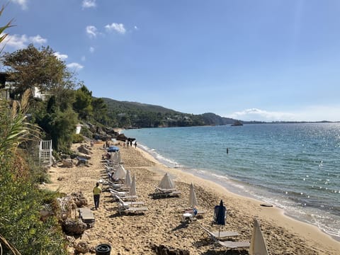 Makris Gyalos beach is located only 3 min walk from the apartments