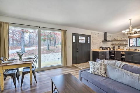 Dining Area | Dishware & Flatware Provided