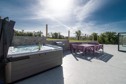 Ty Rhos Newydd outside space and hot tub