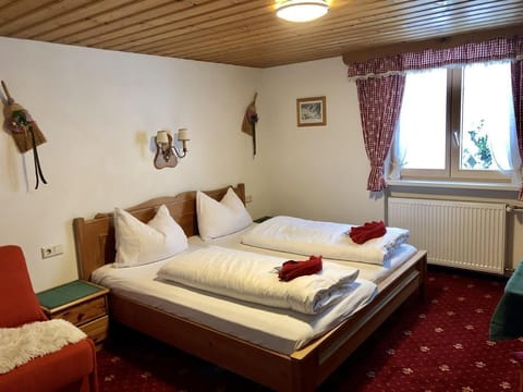 Haus Theresia - Appartement, 4 Doppelzimmer-alle mit Du/wc/tv Apartment in Saint Anton am Arlberg