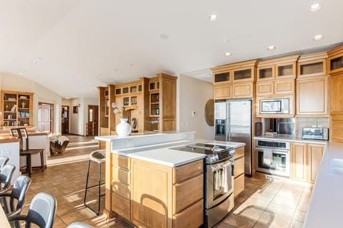 Full Kitchen with two ovens