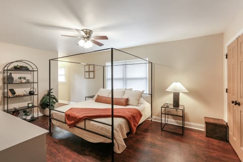 Master Bedroom with King Size Bed and ensuite Masterbath
