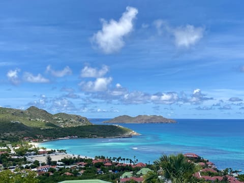 5 minutes walk from Eden Rock and St Jean beach 
