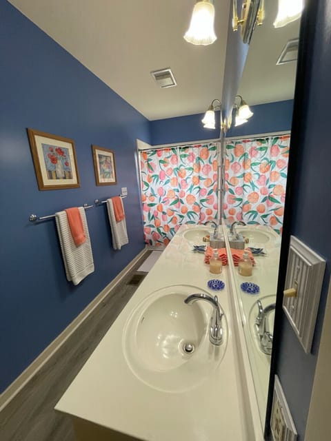 Peach Haus bathroom between the queens bedroom and Annie Teaks bedroom