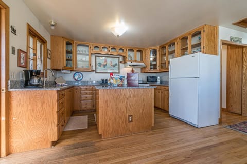 Well appointed kitchen with everything you need!