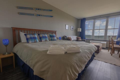 Welcome to Expedition Station 224, your home away from home with a King bed and a wonderfully convenient location where you can spend your next Snowshoe Mountain vacation getaway!
