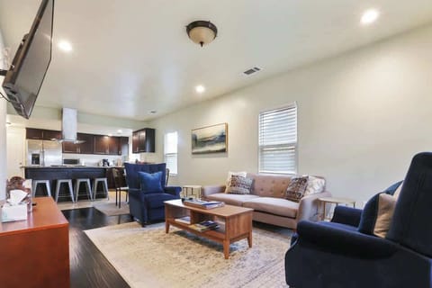 Cozy living area with lots of seating for guests. 