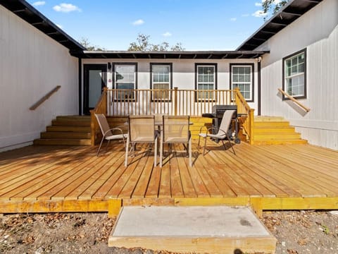 Shared Backyard Patio w/BBQ Grill