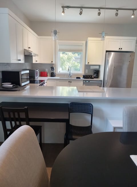 Fully-stocked Kitchen (view #2)