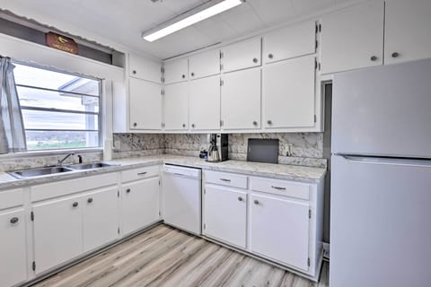 Kitchen | Single-Story Interior | Free WiFi | Towels/Linens