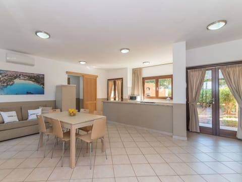 Table, Furniture, Building, Plant, Wood, Houseplant, Interior Design, House, Flooring, Floor