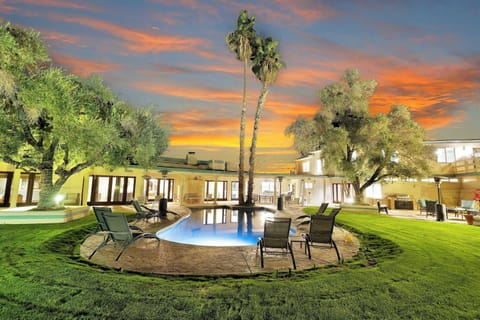 Starlit: Quiet Evenings by the Pool: Relax with the Warmth of the Firepit in a Tranquil Setting.🌙🏊‍♂️