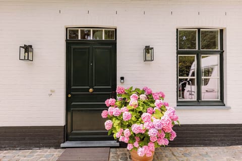 Welcome Door + Keybox