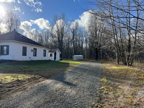 Side view / coming into the driveway