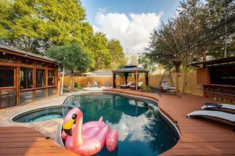 Relax in style with a sparkling pool, spa, loungers & fun flamingo float