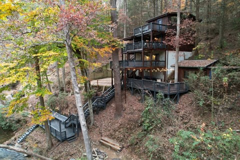 Treehouse by the Creek