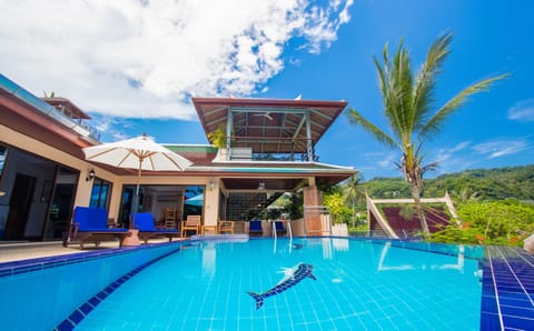 Magbnificent pool and rooftop sala