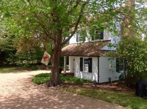 Cottage with shade trees and private parking
