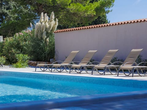 Water, Plant, Furniture, Sunlounger, Swimming Pool, Outdoor Furniture, Tree, Shade, Sky, Leisure