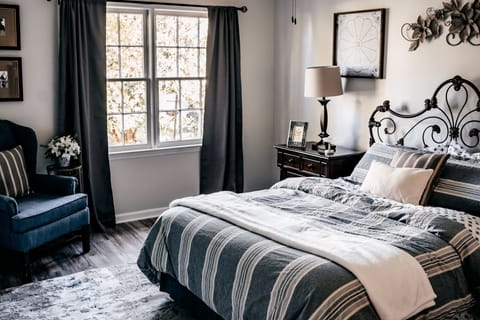 Master Bedroom (Queen Bed)