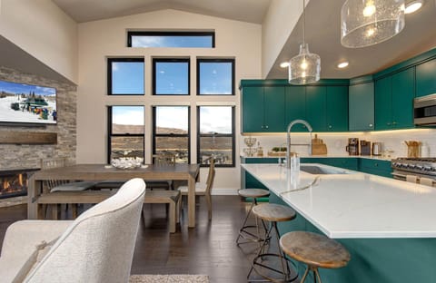 Mayflower Lakeside 1121-304: The kitchen and dining area boasts large windows offering stunning mountain and lake views.