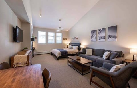 Living Room, Furniture, Indoors, Lamp, Chair