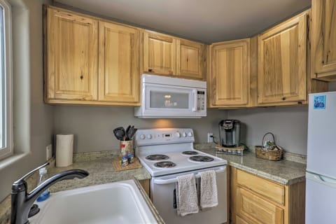 Kitchen | Keurig Coffee Maker | Trash Bags & Paper Towels Provided