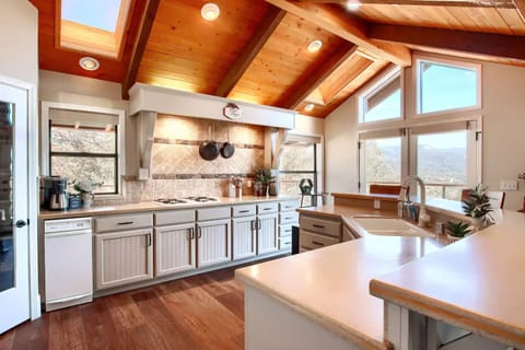 Fully equipped Kitchen with all the comforts of home.