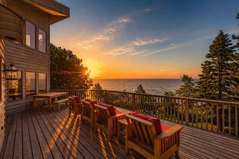 Step outside onto the expansive lakeside deck and watch the sun rise from Lake Superior. With seating for the whole group, this is the spot for morning coffee, evening cocktails, and everything in between. A view this good is hard to find!