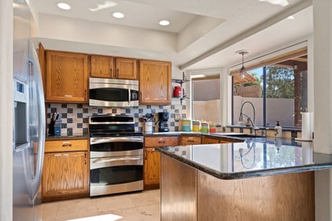 Kitchen: Fully stocked