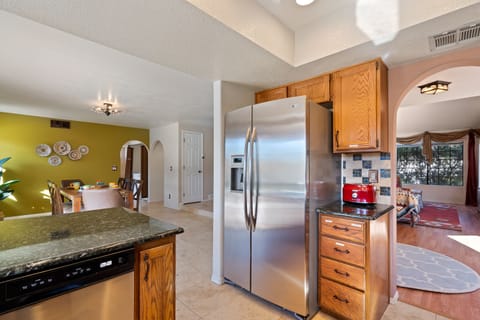 Kitchen: Fully stocked