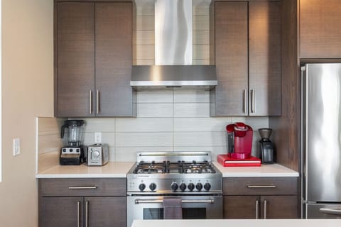 State-of-the-art kitchen appliances are at your full disposal.