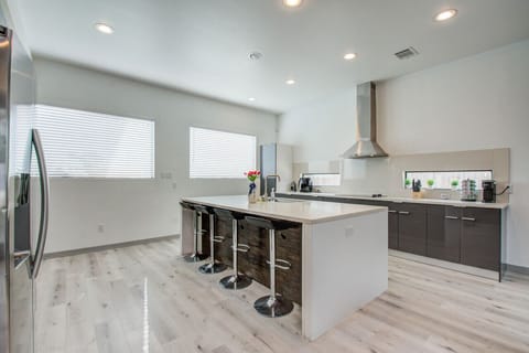 Modern Full Kitchen with Bar Stools, Oven, Microwave, Keurig, Stovetop, Air Fryer