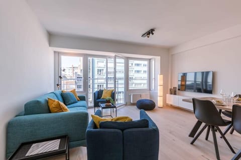 Spacious living room with plenty of daylight