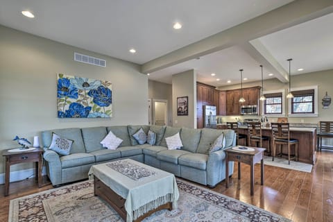 Living Room | Free WiFi | Central A/C | Smart TV