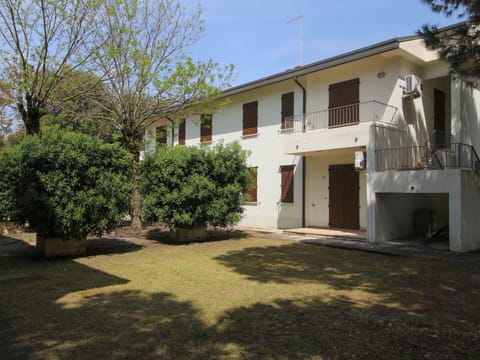 Residential Area, House, Home, Human Settlement, Estate, Lawn, Hacienda, Yard, Garden, Backyard