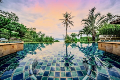 The infinity pool with jacuzzi is the heart of the Glasshouse