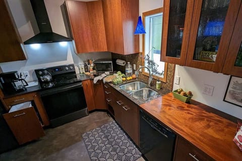 We tested out the kitchen & it works well. Our 9 guests were comfortable.