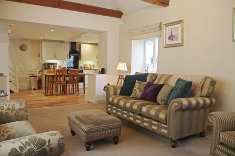 Beautiful and spacious lounge with wood burning stove at Forge Cottage in Masham