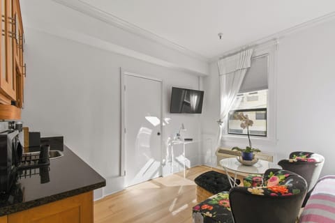 Sitting area for dining and work space. Smart flat screen Tv. Neat and Relaxing Studio Apartment complete with amenities.
