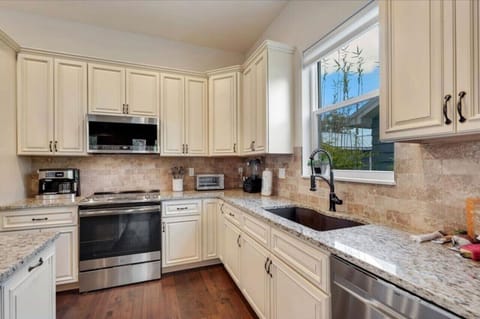 Kitchen to accommodate a Dine in or Gourmet Delivered