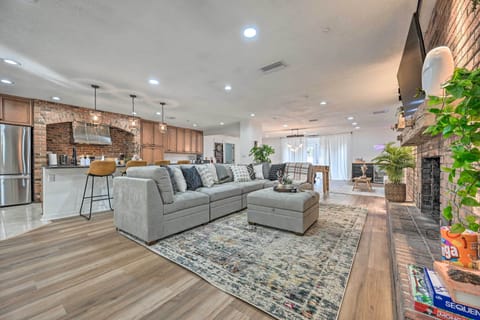 Living Room | Free WiFi | Smart TV | Fireplace