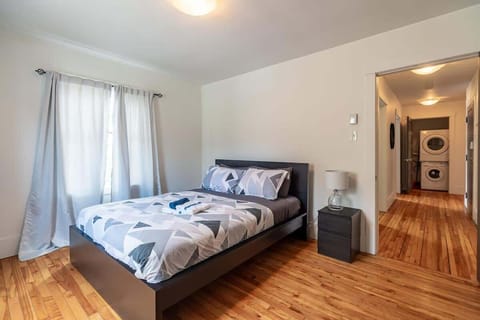 Bright & Airy Bedroom with Queen Bed. Ideal for Couples or Solo Travelers