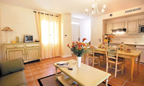 You will love the colourful and classic decor of your Varois holiday house.