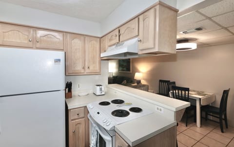 Fully equipped kitchen, dining area and bar seating — ideal for home-cooked meals after a day at the beach.