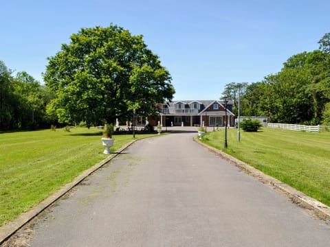Driveway | Vijay Gardens, Glanaman, near Llandeilo