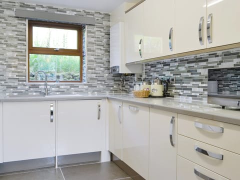 Fully appointed fitted kitchen | Grajo Cottage - Doddick Farm Cottages, Threlkeld, near Keswick