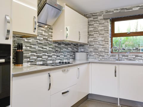 Well-equipped fitted kitchen | Grajo Cottage - Doddick Farm Cottages, Threlkeld, near Keswick