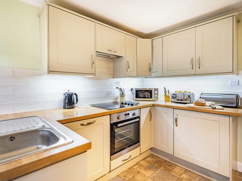 Kitchen area | 2 Fairview Terrace, Ambleside